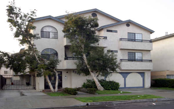 5268 Arbor Vitae St in Los Angeles, CA - Building Photo