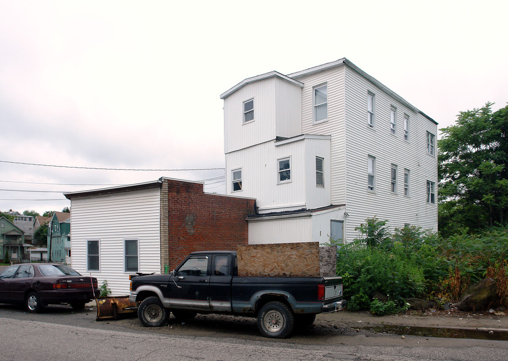 21 Violet St in Waterbury, CT - Building Photo