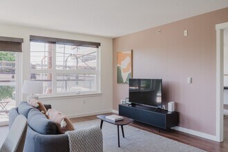 330 3rd Ave W in Seattle, WA - Building Photo - Building Photo