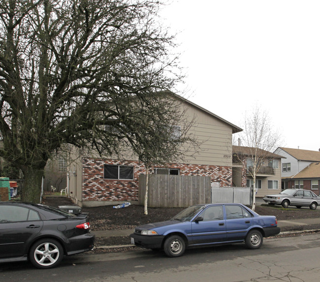 2520 NE Couch St in Portland, OR - Building Photo - Building Photo