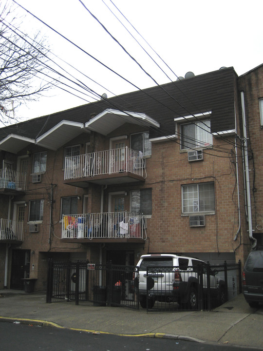 5740 Van Doren St in Corona, NY - Building Photo