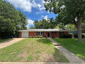 5911 Aurora Dr in Austin, TX - Building Photo