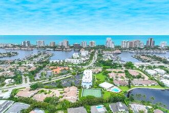 571 Park Shore Dr in Naples, FL - Building Photo - Building Photo