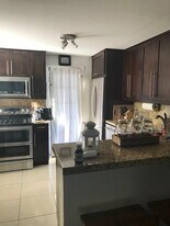 10794 N Kendall Dr in Miami, FL - Building Photo