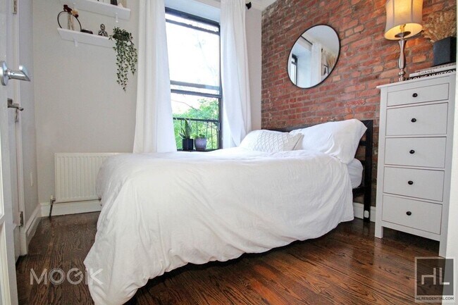47 E 1st St