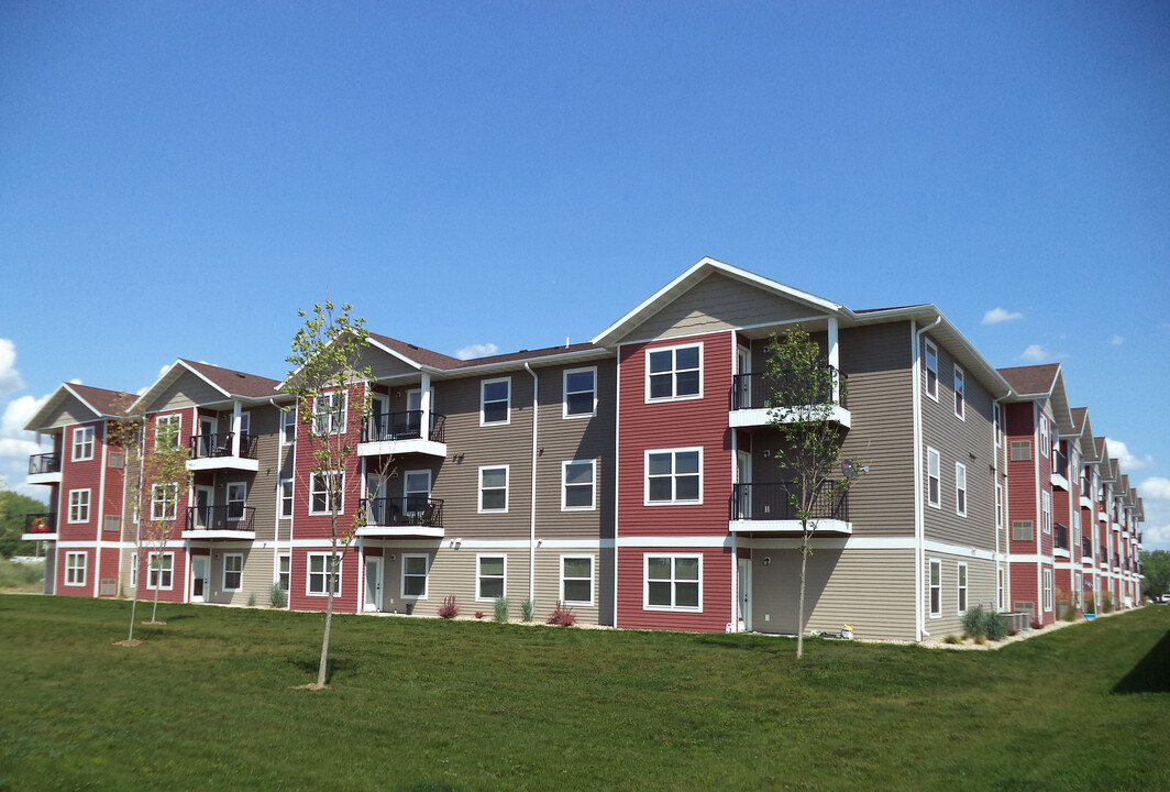 Kenwood on 5th Apartments in Minot, ND - Building Photo