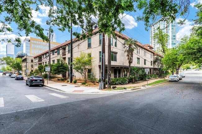 property at 505 W 7th St