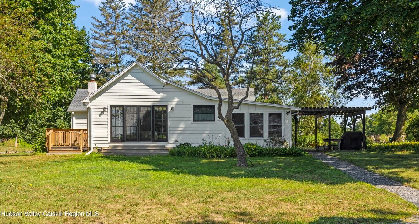 718 Church Ave in Germantown, NY - Building Photo