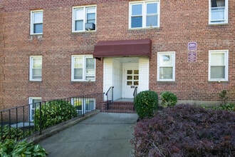 Hawthorne Gardens in Freeport, NY - Building Photo - Building Photo