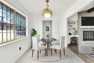 7027 Hunnicut Rd in Dallas, TX - Building Photo