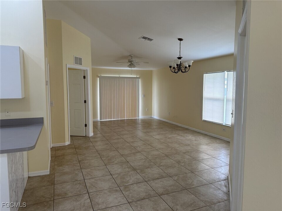 1312 NE 16th Terrace in Cape Coral, FL - Foto de edificio