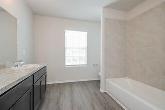215 Blue Crane St in Huntsville, TX - Building Photo - Building Photo