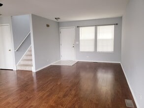 292 Waterbury Cir in Oswego, IL - Building Photo - Building Photo