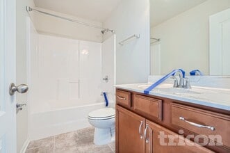 1012 Candela Ln in Smyrna, GA - Foto de edificio - Building Photo