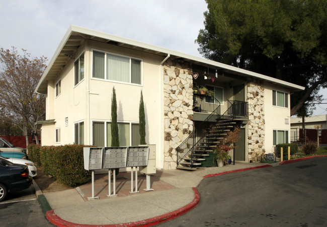 Ashdale Court Apartments in Sacramento, CA - Building Photo - Building Photo