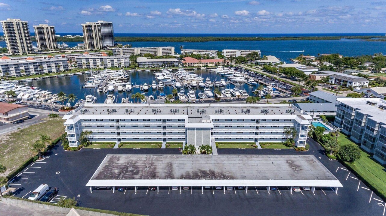 907 Marina Dr in North Palm Beach, FL - Building Photo