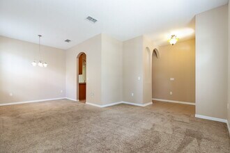 8101 Pea Tree Ct in Trinity, FL - Foto de edificio - Building Photo