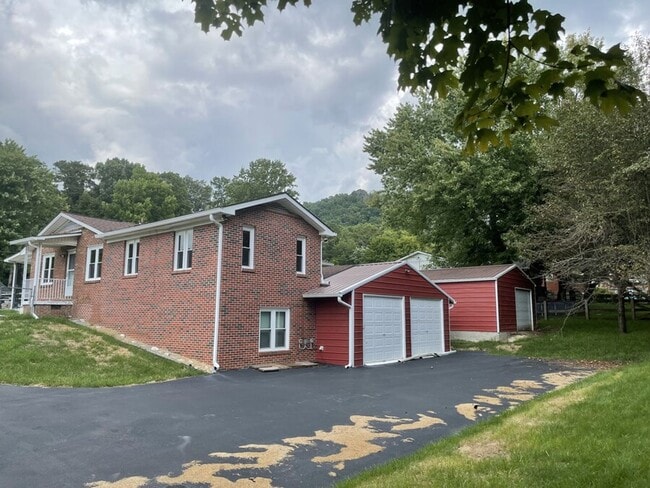 2417 Melborne Dr in Johnson City, TN - Building Photo - Building Photo
