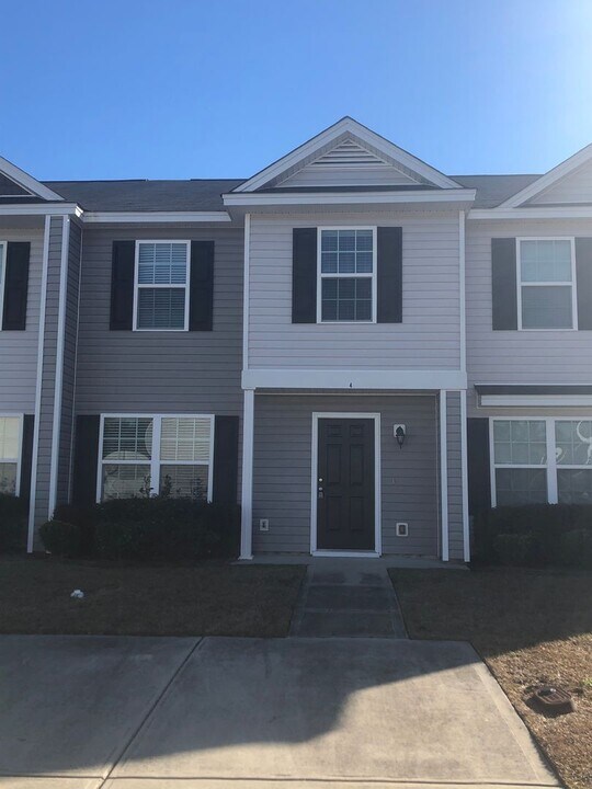 4 Bearing Cir in Savannah, GA - Building Photo