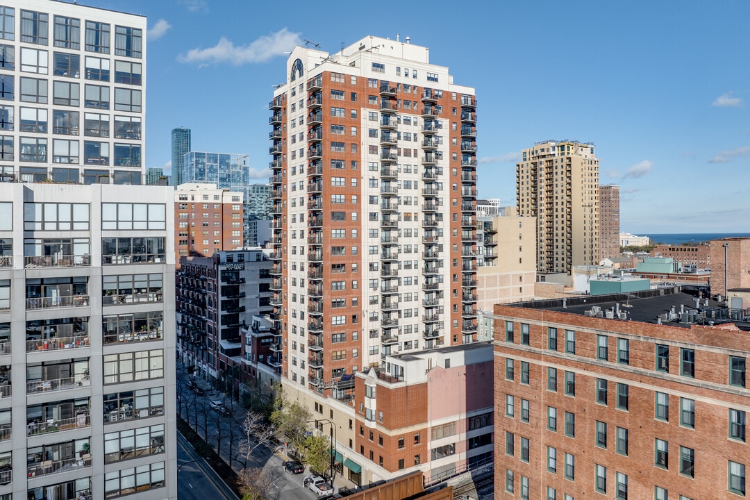 One East Fifteenth Place in Chicago, IL - Building Photo