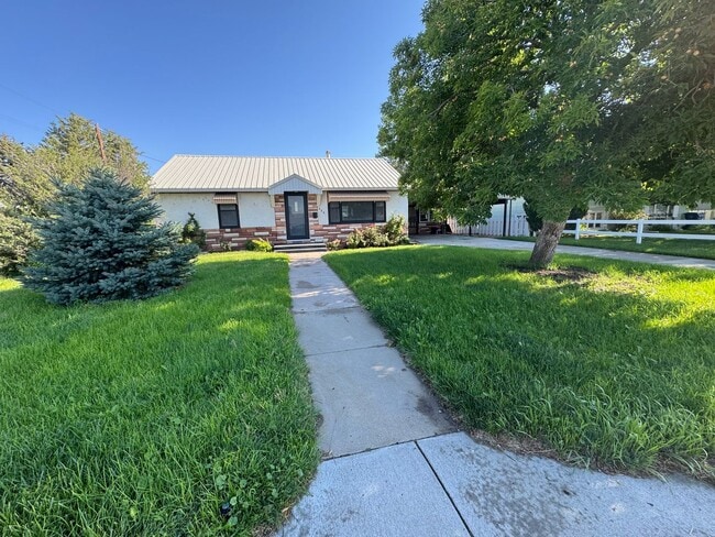 property at 609 E 27th St
