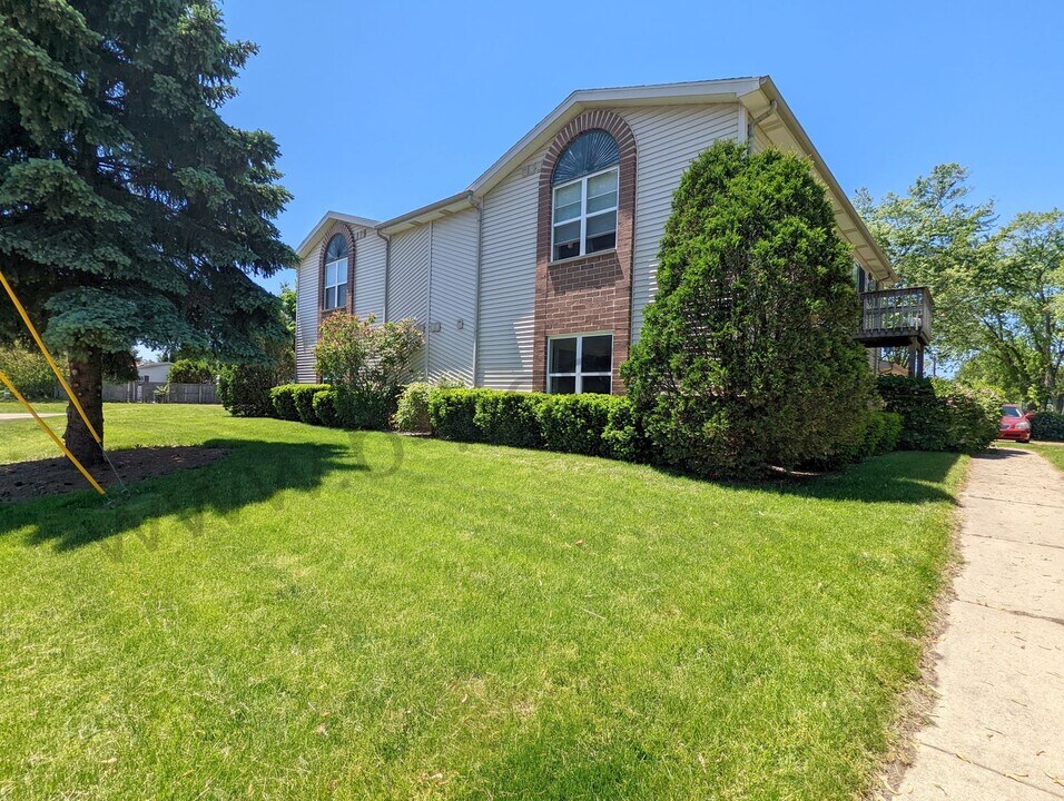 8760 Sheridan Rd in Kenosha, WI - Building Photo