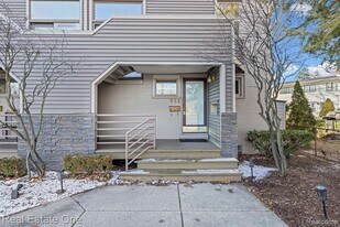 556 Bloomfield Ct in Birmingham, MI - Building Photo