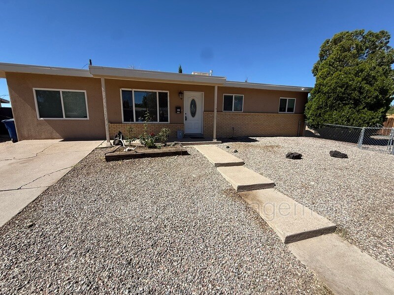 725 Marcella St NE in Albuquerque, NM - Building Photo