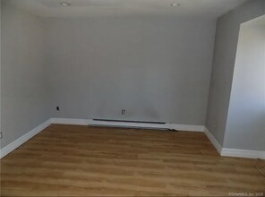 93 Chestnut St, Unit apt F in Bethel, CT - Foto de edificio - Building Photo