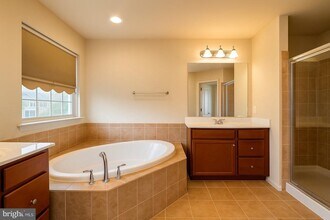 3232 Careysbrook Ct in Waldorf, MD - Foto de edificio - Building Photo
