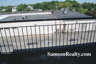 390 Metacom Ave in Bristol, RI - Building Photo - Building Photo