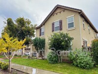 17217 Canyon Gate Ln in Lathrop, CA - Foto de edificio - Building Photo