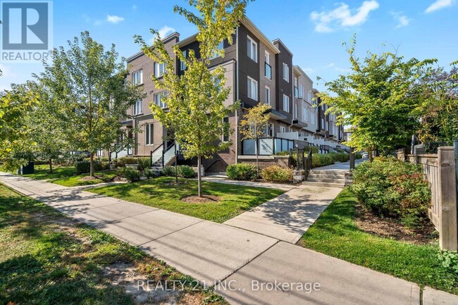 25-25 Heron Park Pl in Toronto, ON - Building Photo - Building Photo