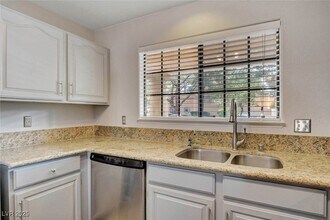 2851 S Valley View Blvd, Unit 1016 in Las Vegas, NV - Building Photo - Building Photo