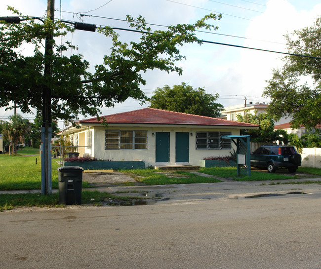 1090 NE 127th St in Miami, FL - Building Photo - Building Photo