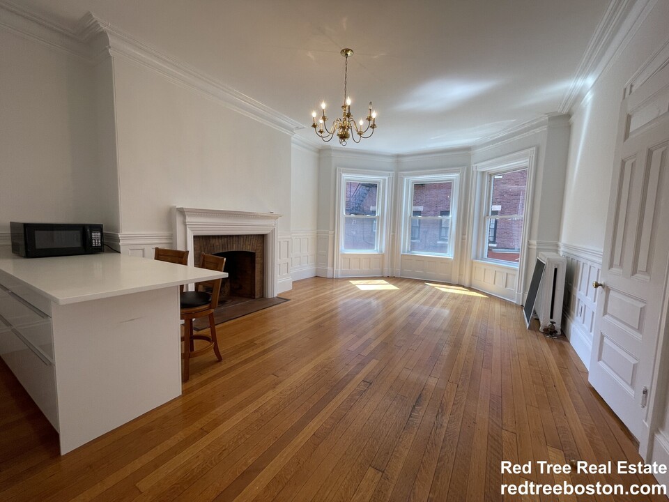 869 Beacon St, Unit 3 in Boston, MA - Building Photo