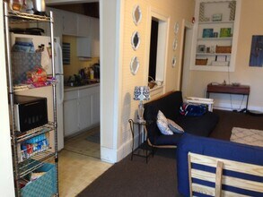 335 King St, Unit Apartment B in Charleston, SC - Building Photo - Building Photo
