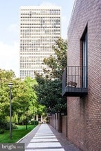 220 Locust St-Unit -4F in Philadelphia, PA - Building Photo - Building Photo