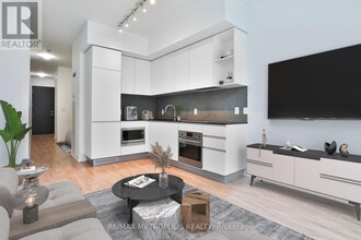 377-377 Madison Ave in Toronto, ON - Building Photo - Building Photo