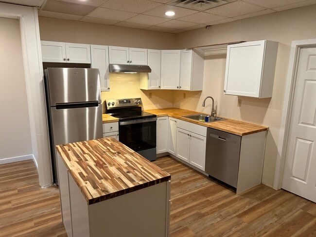 100 Center St, Unit 204 in Shelton, CT - Building Photo - Building Photo