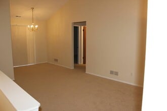 1629 Emerson Cir, Unit 95 in Rochester Hills, MI - Foto de edificio - Building Photo