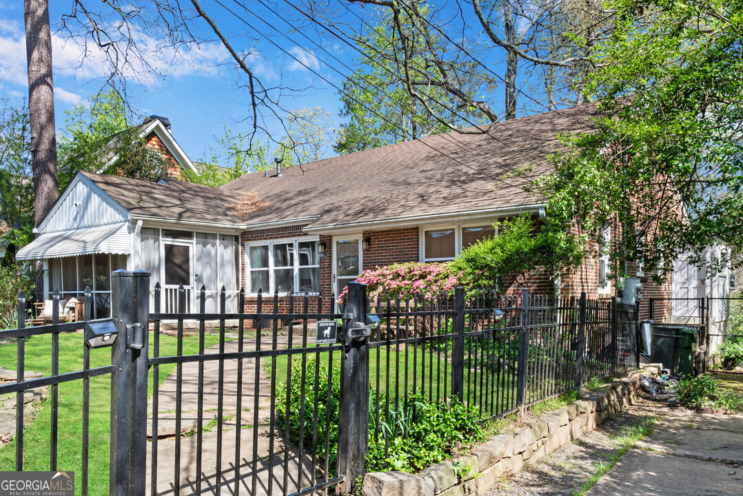 1194 Spring Valley Ln NE in Atlanta, GA - Foto de edificio