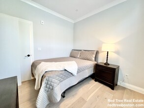 142 Pleasant St, Unit 1 in Boston, MA - Building Photo - Building Photo