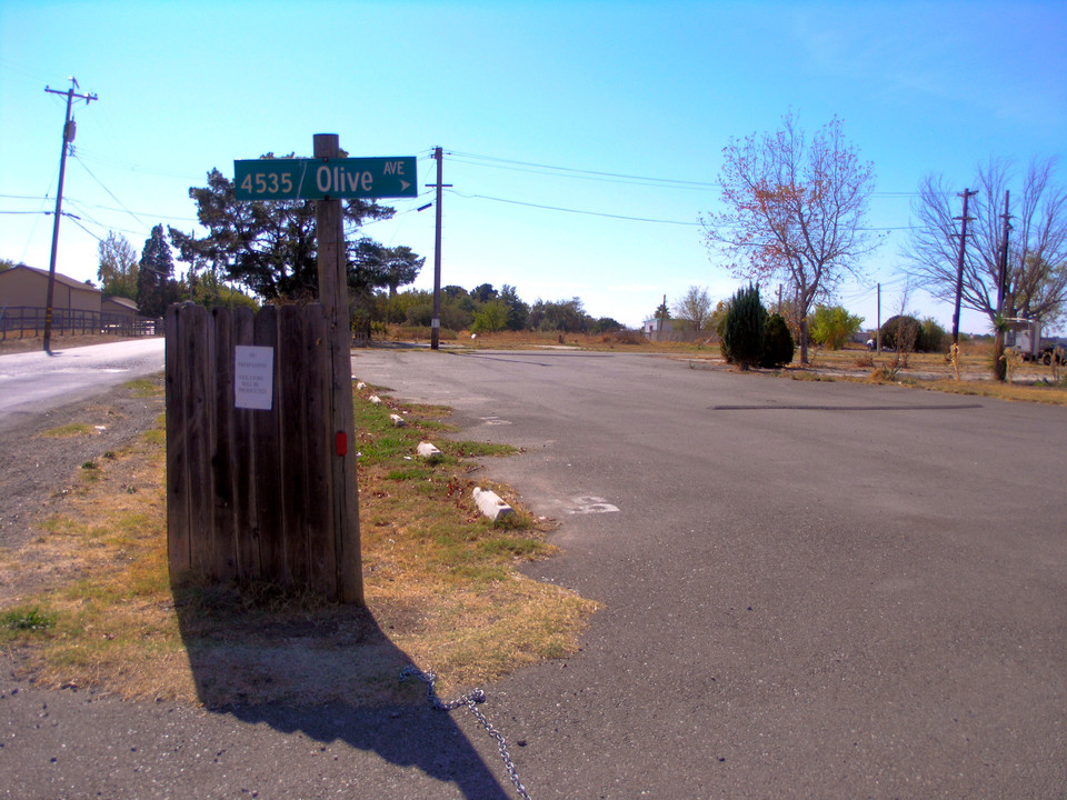 4535-4549 Olive Ave in Fairfield, CA - Foto de edificio