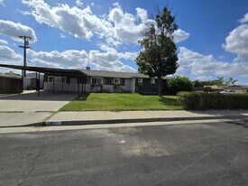 395 W Spruce Ave in Lemoore, CA - Building Photo