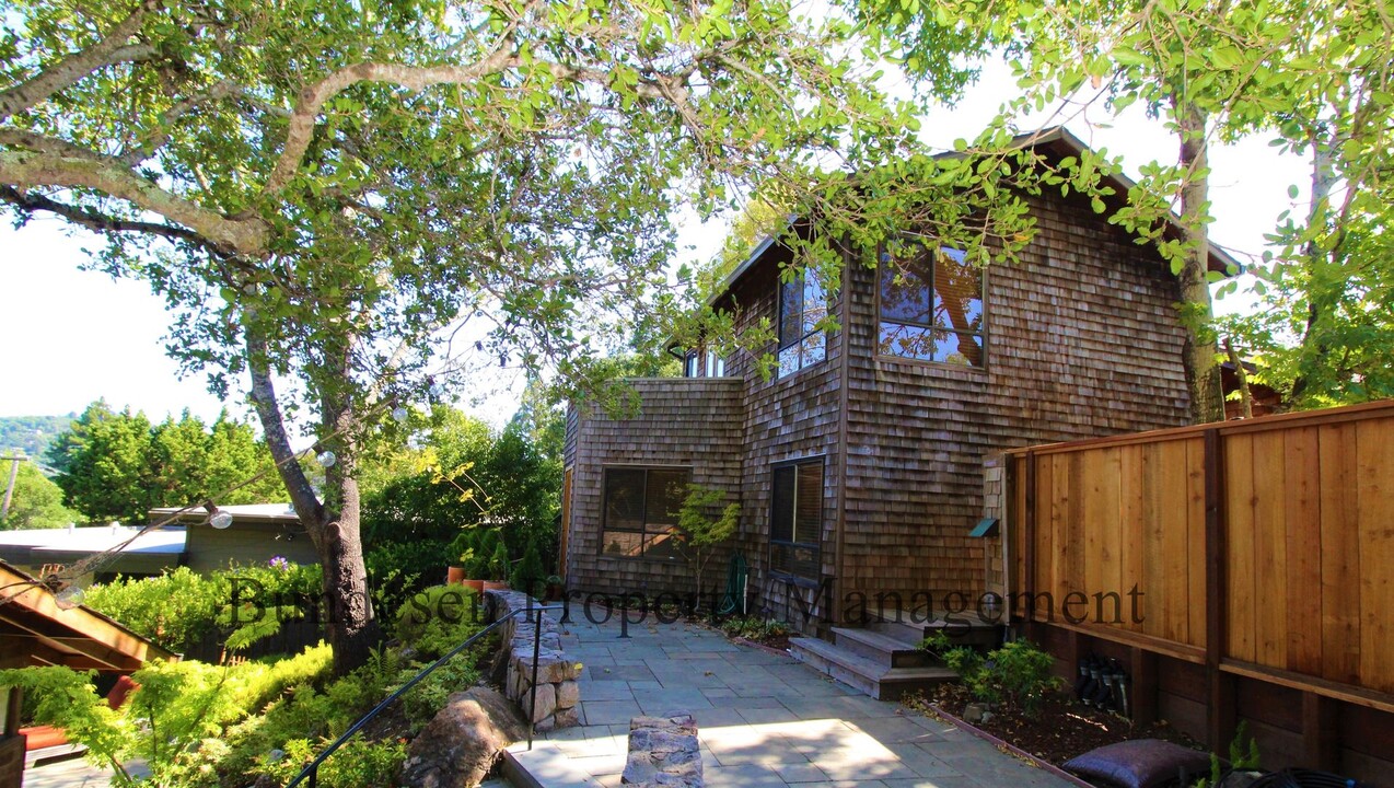 115 Pepper Ave in Larkspur, CA - Building Photo