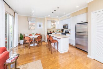 Cypress Village Apartment Homes in Irvine, CA - Foto de edificio - Building Photo