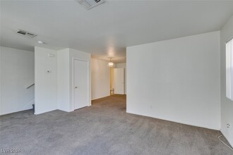 5582 Davies Dr in Las Vegas, NV - Building Photo - Building Photo
