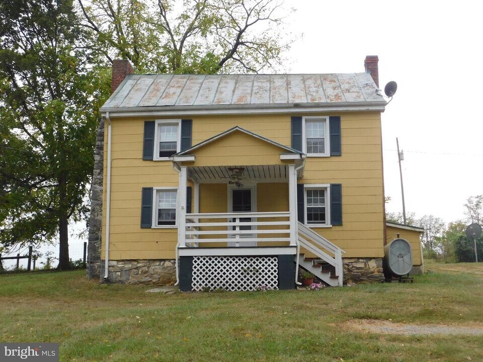 430 Sugar Hill Rd in White Post, VA - Building Photo