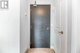 18 Yorkville Ave in Toronto, ON - Building Photo - Building Photo